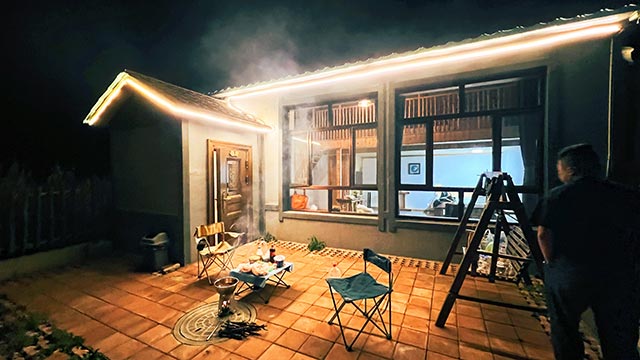 游客在林泰民宿院里享受鄉(xiāng)村時光。