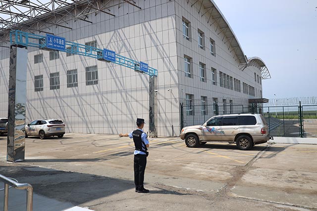 阿日哈沙特邊檢站民警進(jìn)行引導(dǎo)。