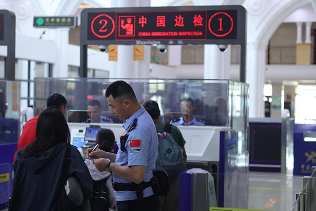 阿日哈沙特邊檢站民警為自駕游旅客進(jìn)行入境查驗(yàn)。