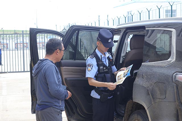 阿日哈沙特邊檢站民警與海關(guān)進(jìn)行”一站式“聯(lián)合查驗(yàn)。