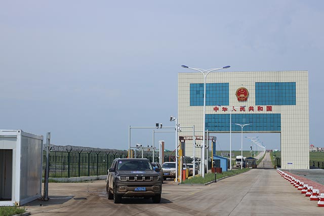 自駕游車(chē)隊(duì)通過(guò)國(guó)門(mén)進(jìn)入阿日哈沙特口岸。