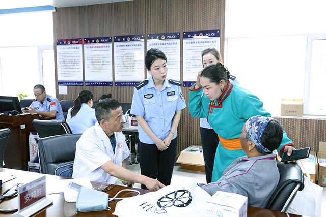 民警幫助巡診隊(duì)與群眾溝通。