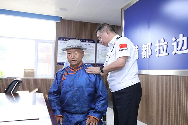 巡診隊(duì)為群眾檢查身體。