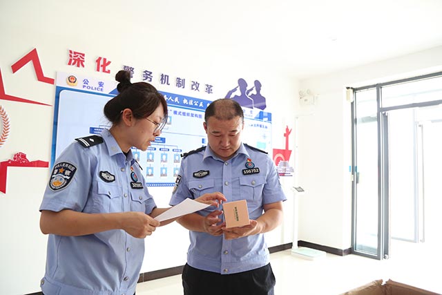巡診隊(duì)為民警講解藥品用法。