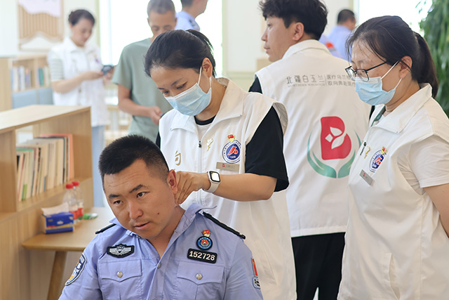 醫(yī)生正在為民警進(jìn)行按摩。