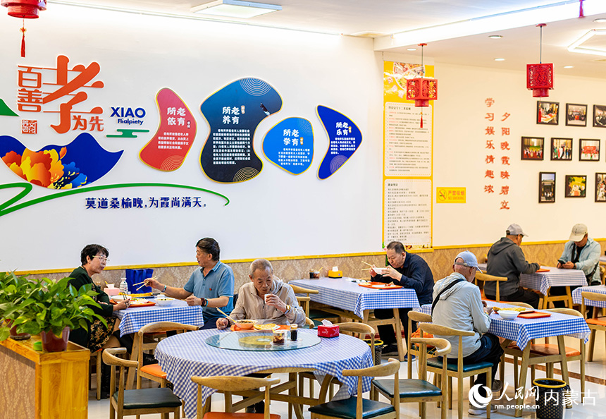 老人在呼和浩特市玉泉區(qū)康居社區(qū)“為老餐廳”內(nèi)用餐。丁根厚攝