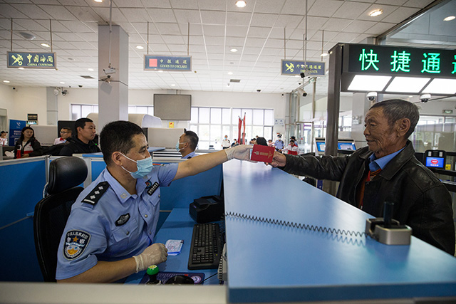 圖6：2024年9月9日，二連出入境邊防檢查站開通專用通道為旅客快速辦理通關手續(xù)。
