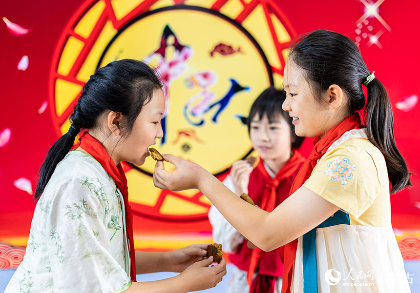呼和浩特市玉泉區(qū)恒昌店巷小學(xué)學(xué)生在品嘗自制的手工月餅。丁根厚攝