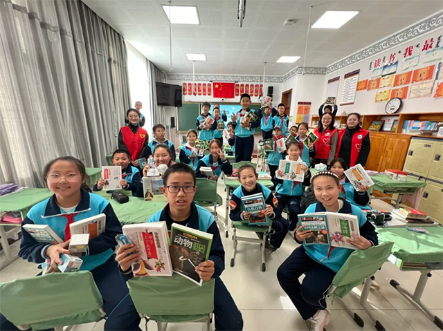 伊金霍洛鎮(zhèn)青年志愿者到霍洛小學(xué)開展  世界讀書日主題活動(dòng)。