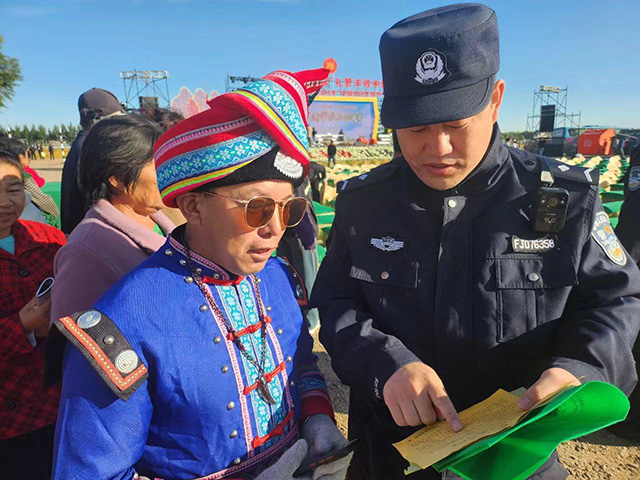 黨員民警在豐收節(jié)現(xiàn)場普法。