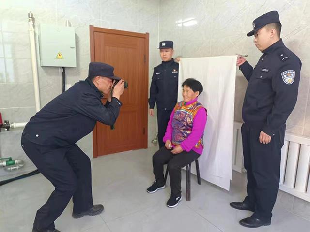 黨員民警為百姓辦理業(yè)務(wù)。