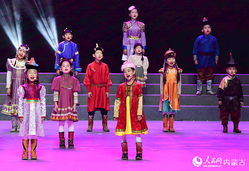 在內(nèi)蒙古呼倫貝爾大劇院，小演員演唱歌曲《高高的興安嶺》。王正攝
