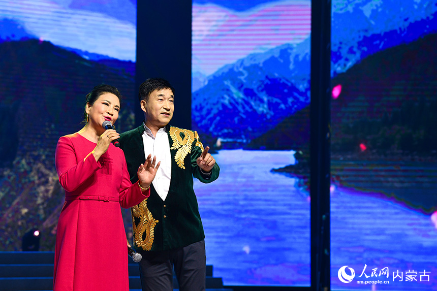 在內(nèi)蒙古呼倫貝爾大劇院，二人轉(zhuǎn)表演藝術(shù)家閆淑平（左）佟長江表演二人轉(zhuǎn)《過河》。王正攝