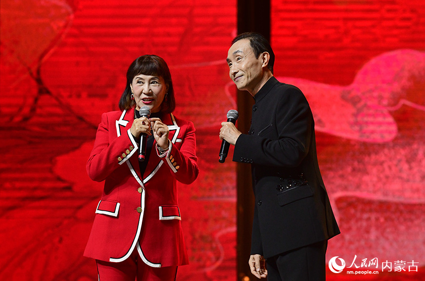在內蒙古呼倫貝爾大劇院，小品表演藝術家鞏漢林（右）金珠表演小品《幸福的事》。王正攝