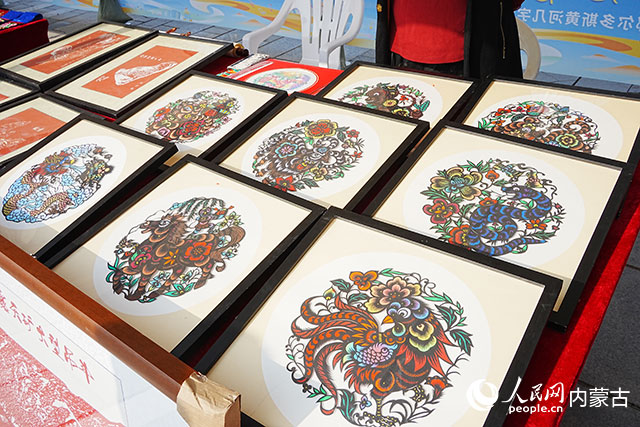 開幕式現(xiàn)場展出的精美非遺展品。人民網(wǎng)記者 苗陽攝