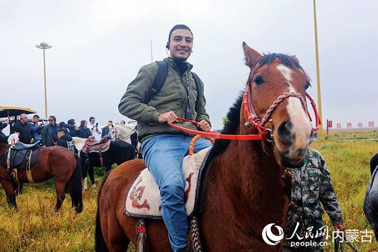 馬贊·伊斯蘭姆在呼和浩特市敕勒川草原感受騎馬。人民網(wǎng)記者 張雪冬攝