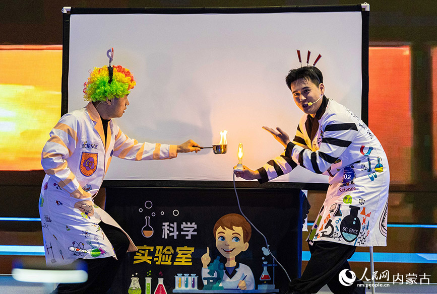 10月23日，內(nèi)蒙古科技館，參賽選手在科學實驗項目比賽現(xiàn)場展示參賽作品《光影科學夢》。丁根厚攝