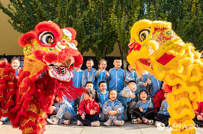呼和浩特市玉泉區(qū)清泉街小學(xué)表演舞獅的學(xué)生和同學(xué)們互動。丁根厚攝