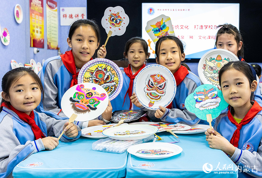 呼和浩特市玉泉區(qū)清泉街小學(xué)學(xué)生展示繪制的以獅文化為主題的手工創(chuàng)意作品。丁根厚攝