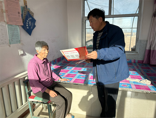 黨員干部“聯(lián)戶有為 同心共治”工作上門排憂解難。
