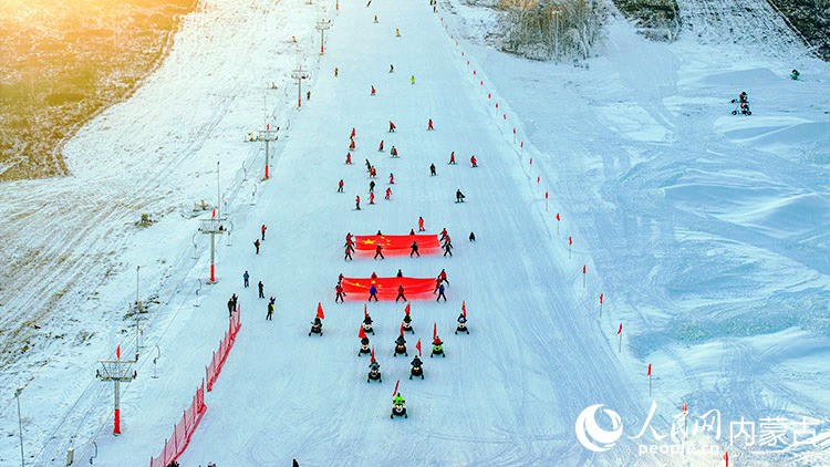 鳳凰山滑雪場(chǎng)正式開(kāi)板。呂樂(lè)炎攝
