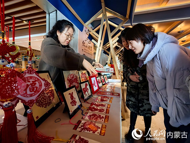 非遺文創(chuàng)展銷區(qū)，游客駐足了解。人民網(wǎng)記者 苗陽攝