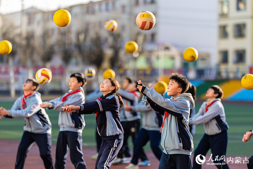 呼和浩特市賽罕區(qū)大學(xué)路小學(xué)排球社團(tuán)的學(xué)生在練習(xí)墊球。丁根厚攝