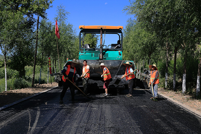 農(nóng)村公路路面施工。