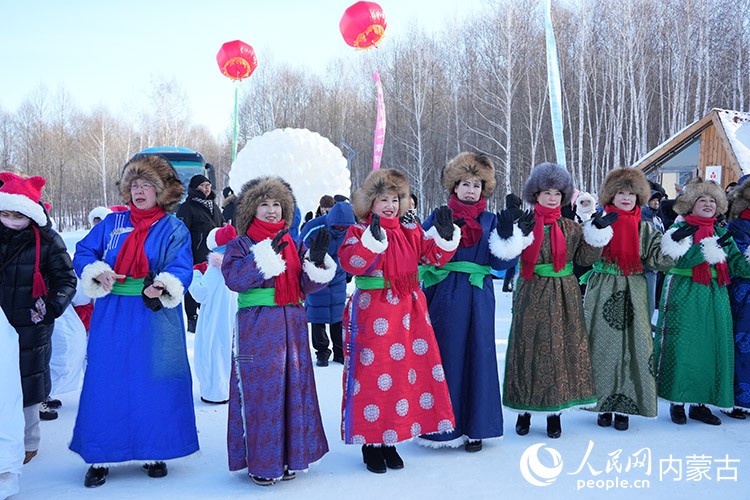 活動現(xiàn)場載歌載舞。人民網(wǎng)記者 趙夢月攝