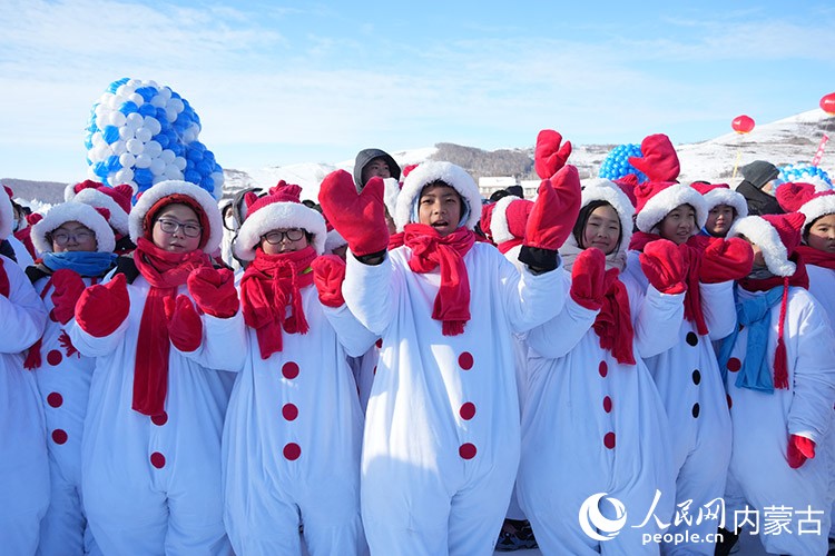 “小雪人”發(fā)出熱情的邀請。人民網(wǎng)記者 趙夢月攝