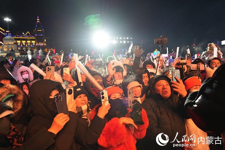 豐富的活動持續(xù)到夜間，游客熱情高漲。人民網(wǎng)記者 趙夢月攝