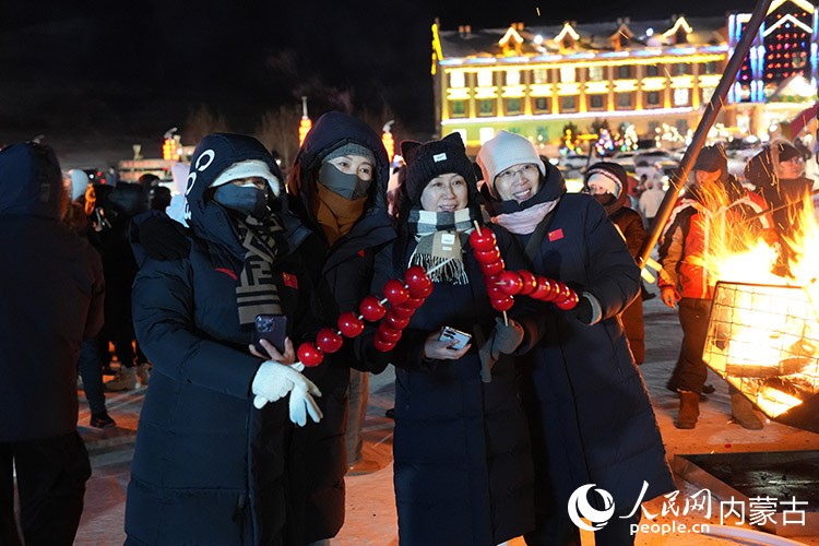 游客合影留念。人民網(wǎng)記者 趙夢月攝
