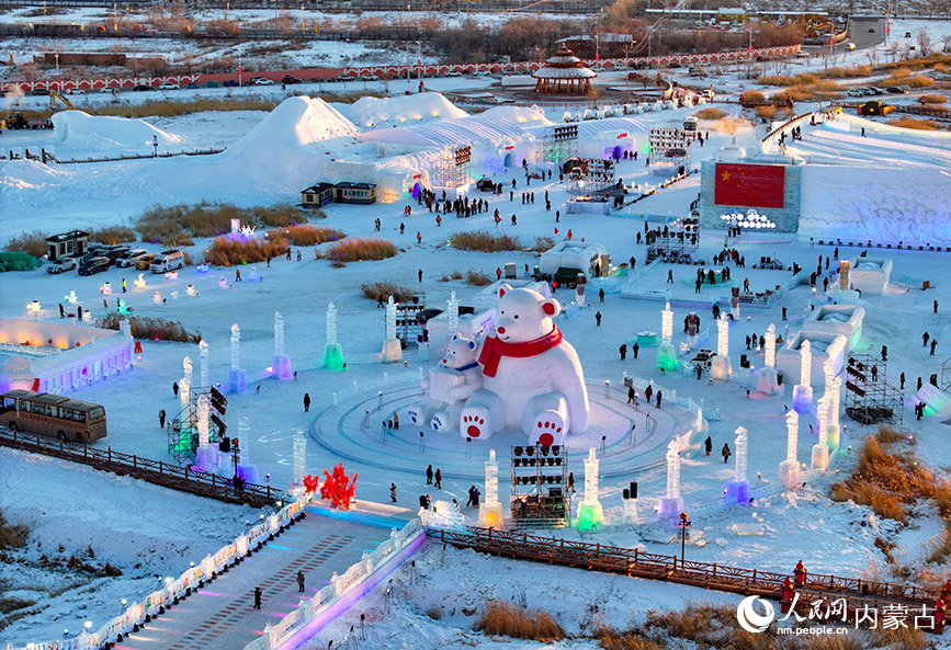 12月12日，游客在滿洲里“冰雪童謠”主題樂(lè)園游覽（無(wú)人機(jī)照片）。王正攝