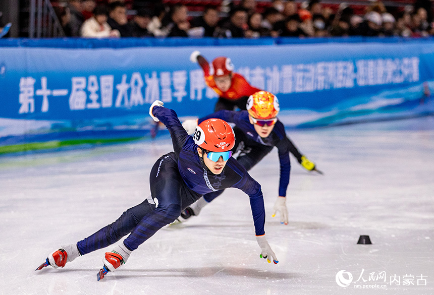 參賽小選手在呼和浩特市冰雪運動系列活動短道速滑公開賽男子甲組500米比賽中。丁根厚攝