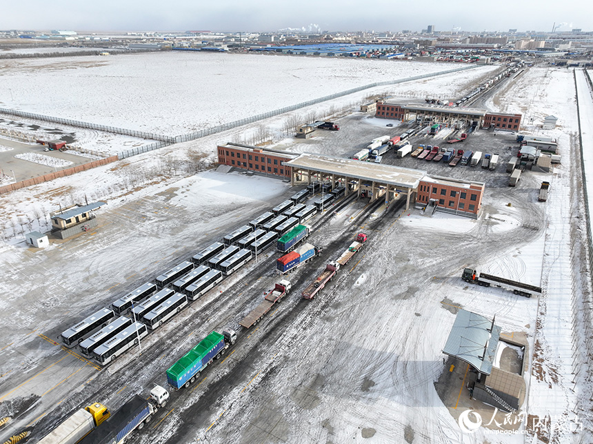 2024年1月13日，公交車從內(nèi)蒙古二連浩特公路口岸貨運通道出境。郭鵬杰攝