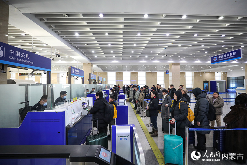 2024年12月9日，二連出入境邊防檢查站移民管理警察為旅客辦理通關手續(xù)。郭鵬杰攝