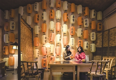 水磨村圍爐煮茶。