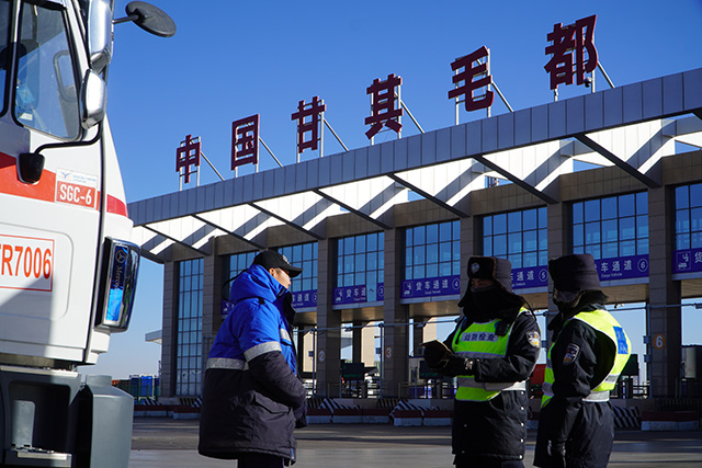 甘其毛都邊檢站民警核驗(yàn)司機(jī)證件。