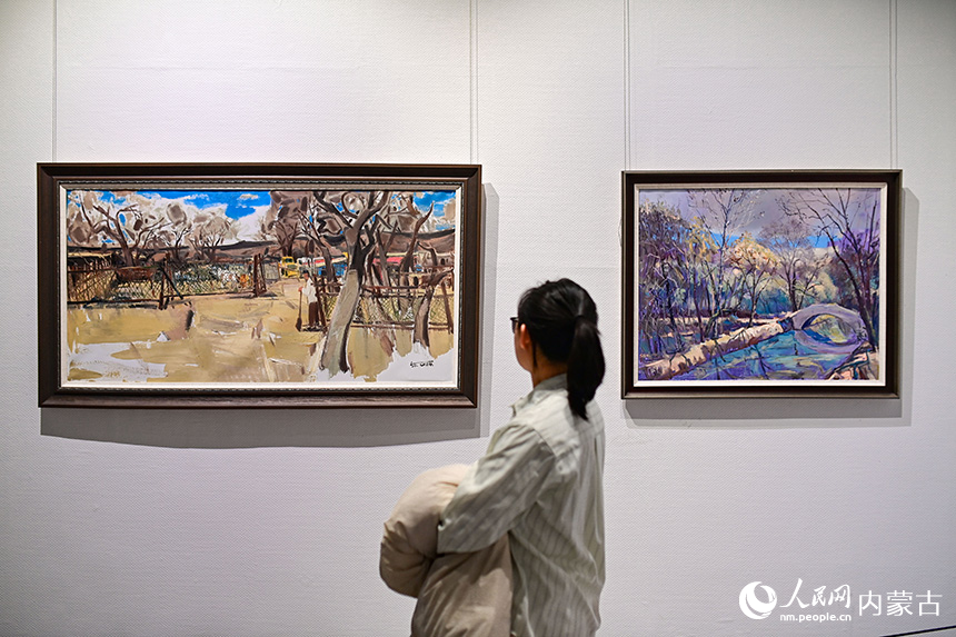 觀眾在呼倫貝爾市文化館觀賞“多彩呼倫貝爾”油畫精品展。王正攝
