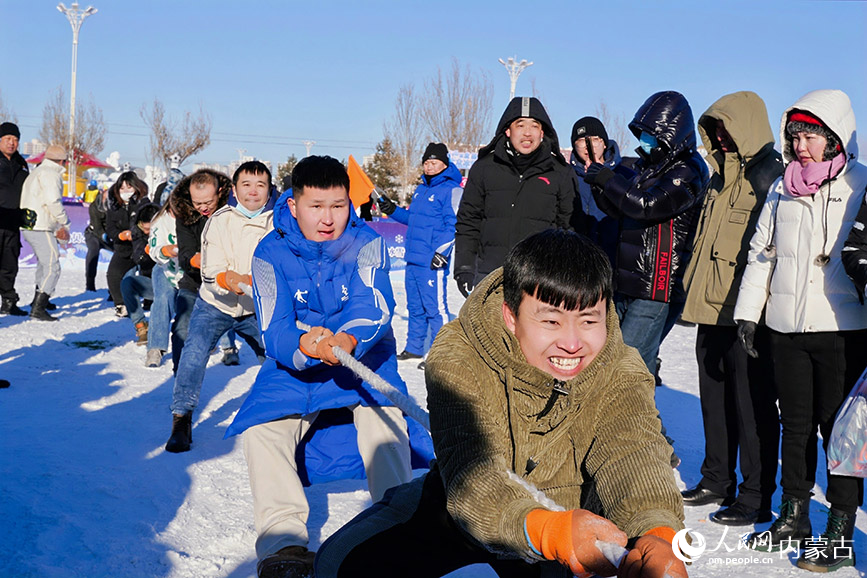 雪地拔河。人民網(wǎng)記者 李睿攝