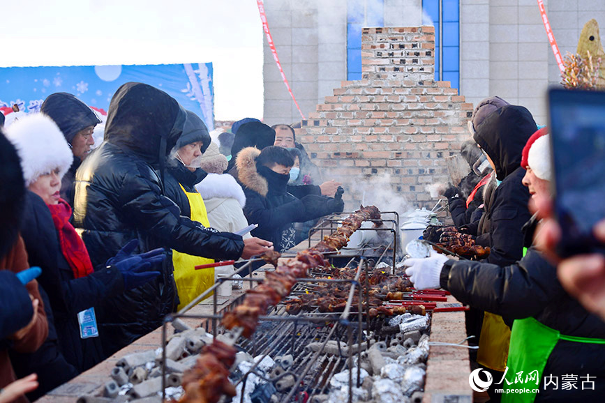 2024年12月22日，黑山頭口岸景區(qū)冰釣體驗(yàn)區(qū)現(xiàn)場的烤串香氣四溢。人民網(wǎng)記者 李睿攝