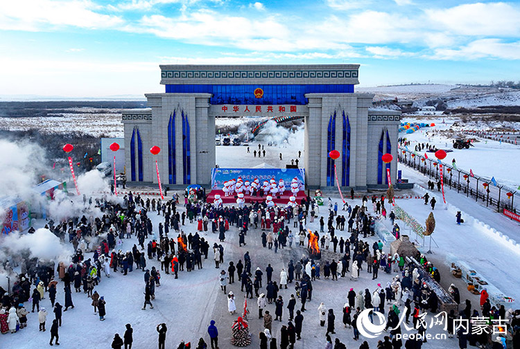 2024年12月22日，游客在黑山頭口岸景區(qū)游覽（無(wú)人機(jī)照片）。王正攝