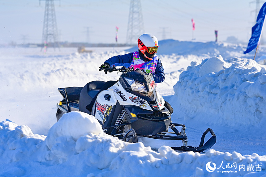 參賽選手在雪地摩托越野場地大獎賽比賽中。王正攝