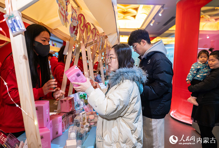 呼和浩特博物館，參觀者在選購文創(chuàng)產(chǎn)品。丁根厚攝