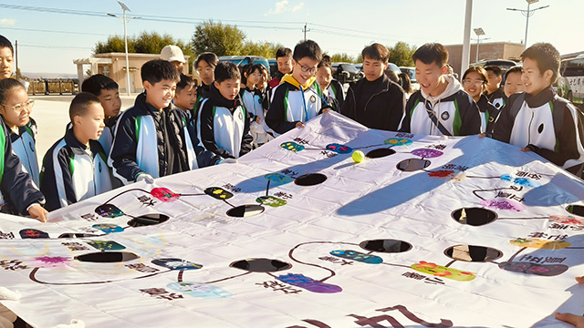 松山四中學生在研學基地玩24節(jié)氣游戲。