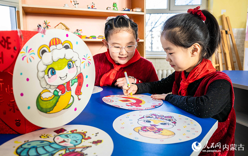 呼和浩特市玉泉區(qū)五塔寺東街小學(xué)學(xué)生在繪制生肖蛇兒童畫。丁根厚攝