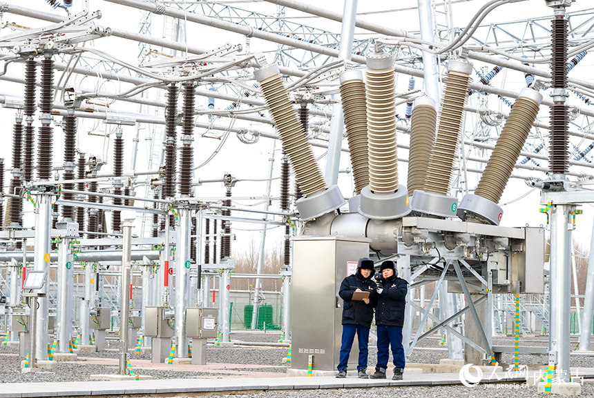 運(yùn)維人員在興安平川500千伏變電站巡檢設(shè)備。王正攝