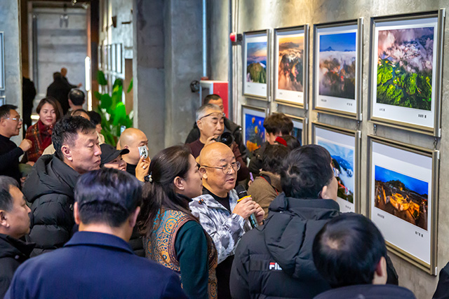 攝影作品聯(lián)展現(xiàn)場。
