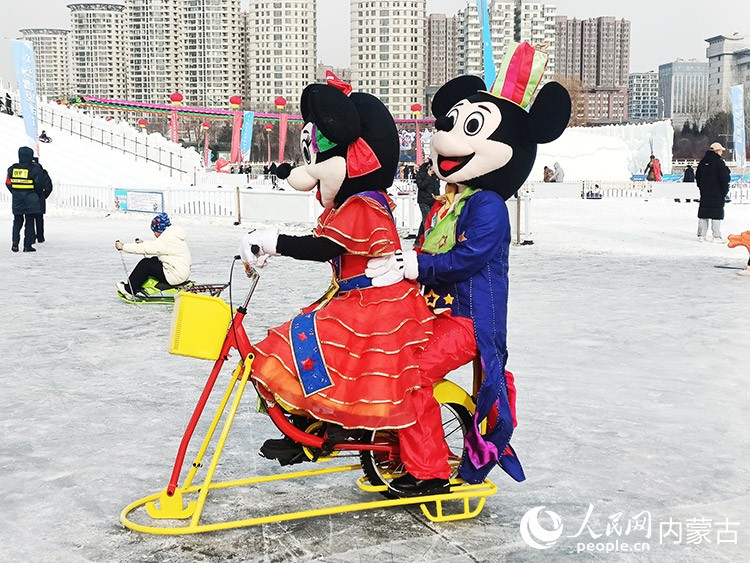 卡通人物滑冰與游客互動(dòng)。 實(shí)習(xí)生 李子薈攝
