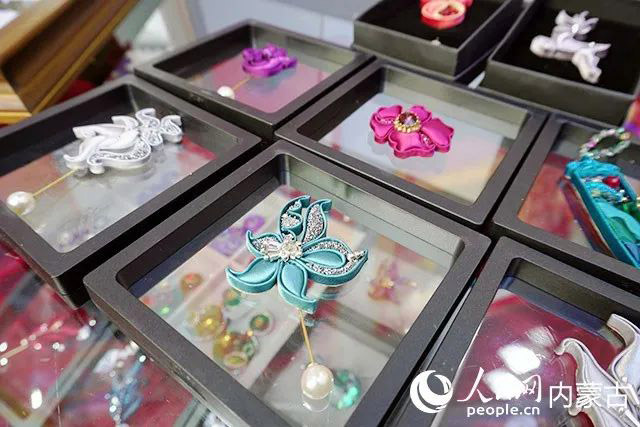 布絲瑰盤口手工藝品。人民網(wǎng)記者 劉藝琳攝
